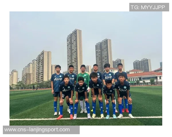 北京人和足球队奋战赛场展现拼搏精神与团队合作的魅力